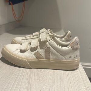 Veja Recife Logo sneaker in white with beige logo, size 6